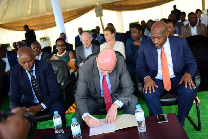 Nyuma Gianni Infantino yaje gusinya mu gitabo cy'abahageze ndetse anabagenera ubutumwa