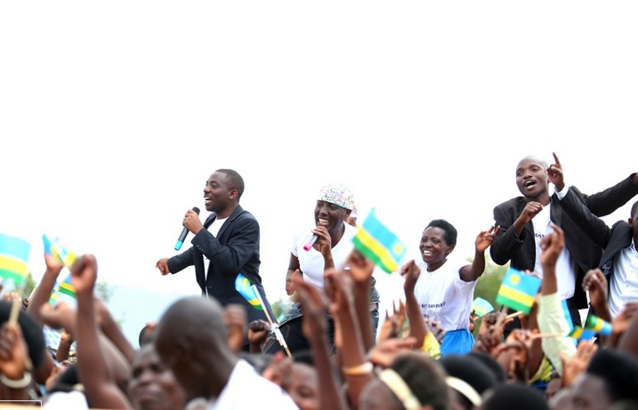 Abahanzi baturutse i Kigali nabo bashyuhije abantu barishima.