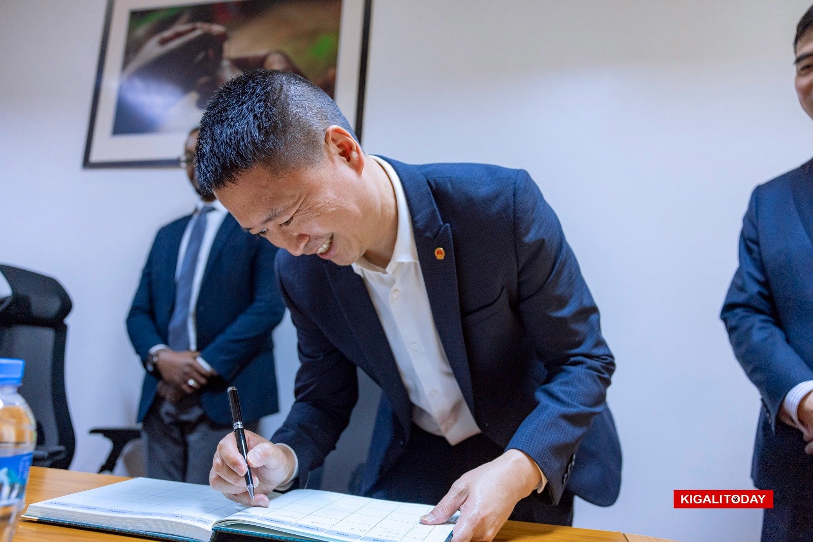 Ambasaderi Wenqi yandika mu gitabo cy'abashyitsi