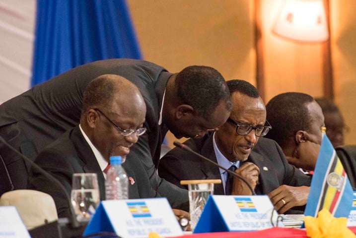 Perezida Kagame na Perezida Magufuli ubwo bari mu nama ya 17 y