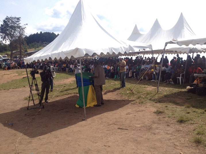 Senateri Bizimana Jean Damascene ari gutanga ikiganiro ku mateka y'abatutsi mbere ya Jenoside yakorewe abatutsi n'uburyo bakomeje gutotezwa banakorerwa ivangura.
