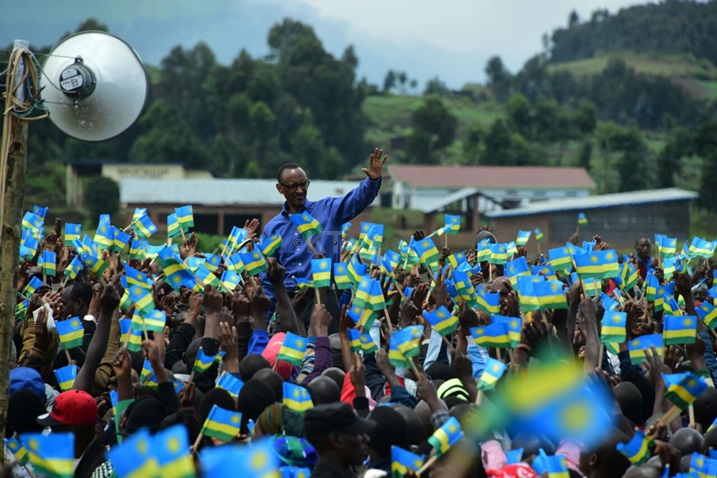 Perezida Kagame asuhuza abaturage ubwo yari akigera mu Murenge wa Mudende.