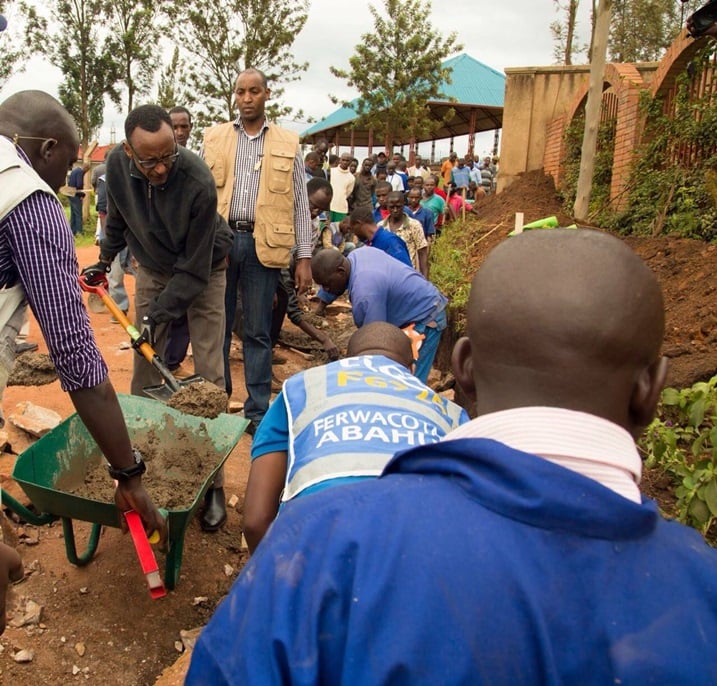 Perezida Kagame yakoreye Umuganda mu murenge wa Kigali kuri uyu wa gatandatu.