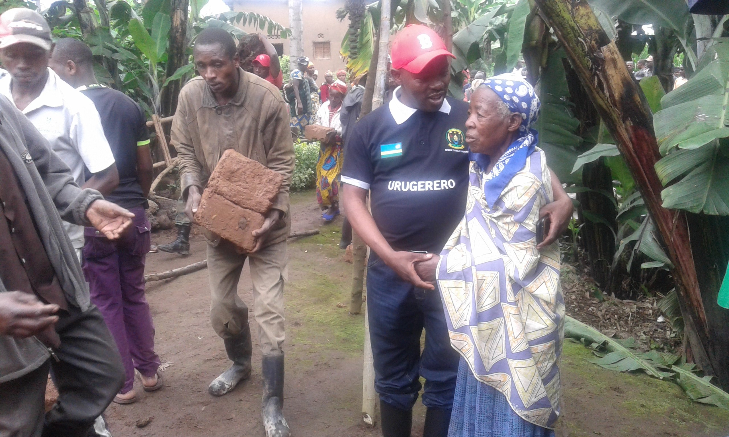 Umukecuru Bazinanirwa aganira na Habyarimana Jean Damascene, Umuyobozi w'Akarere ka Musanze