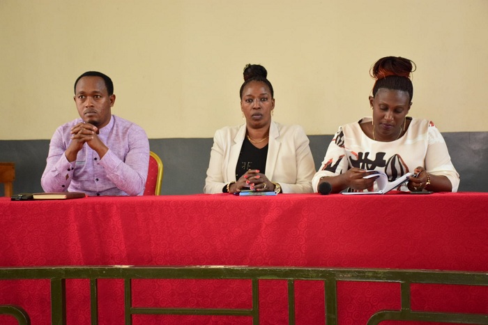 Umuvunyi Mukuru Nirere Madeleine (hagati), Guverineri Kayitesi Alice (iburyo) na Meya wa Kamonyi (i bumoso) bakurikiye ibibazo by'abaturage