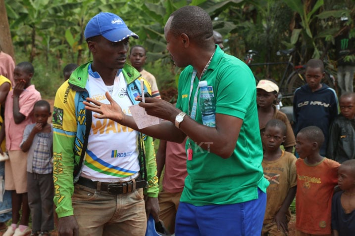Ruhumuriza Abraham w'i Huye, aganira na Mparabanyi wakanyujijeho muri uyu mukino w'amagare