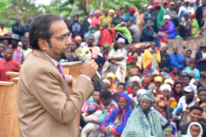 Umuyobozi wa ASA mu Rwanda aganira na bamwe mu bo bahaye ubufasha
