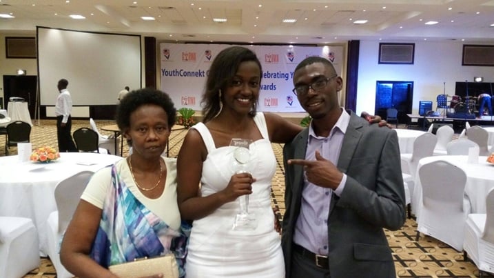 Umwaka ushize, Kellya Uwiragiye yahawe igihembo na Madamu Jeannette Kagame kubera ibikorwa bifasha abaturage yakoze.