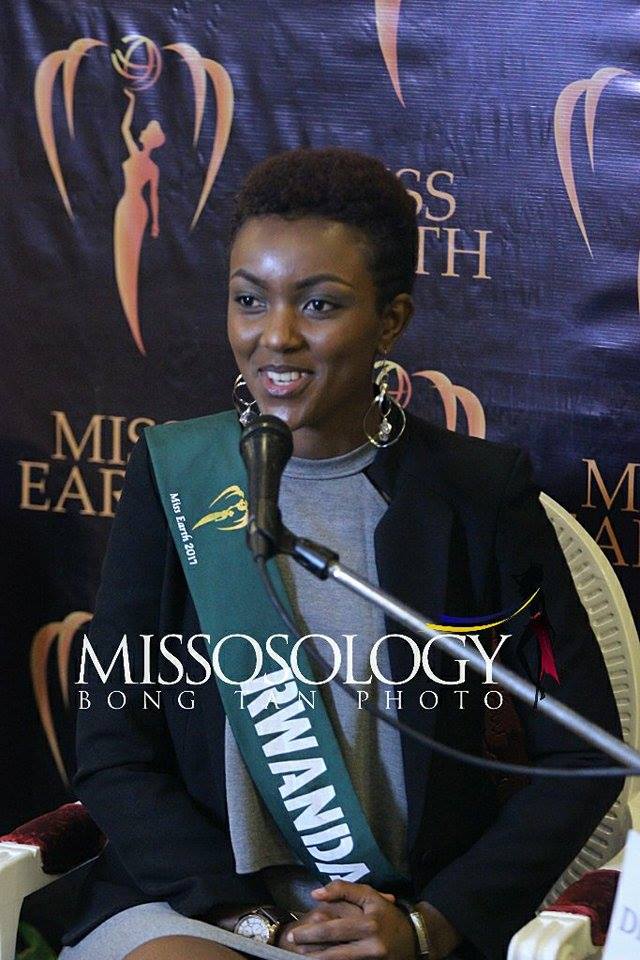 Miss Igisabo ari gusubiza ibibazo abakemurampaka bamubazaga 