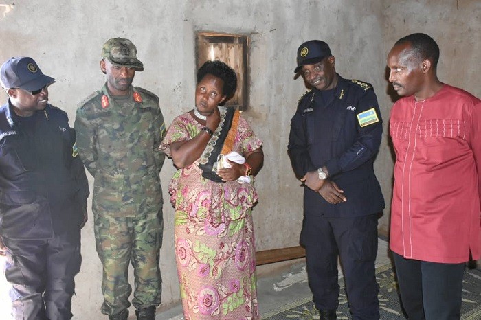 Abanyarwanda birukanywe muri Tanzaniya babwiye abayobozi ko ibihugu babayemo ntaho bihuriye n'u Rwanda kubera ukuntu bakiriwe mu Rwanda, bakubakirwa inzu, bagahabwa amazi n'ubutaka bwo guhingaho none bakaba bahawe urumuri rukomoka ku mirasire y'izuba