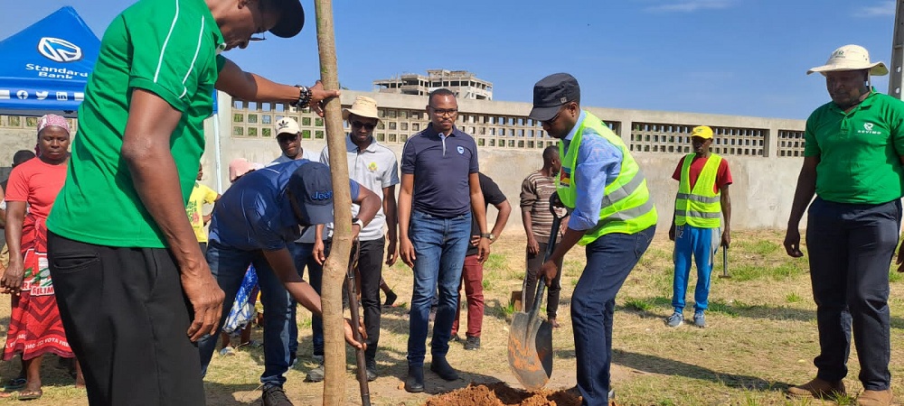 Abanyarwanda batuye i Maputo bakoze umuganda wo gutera ibiti 