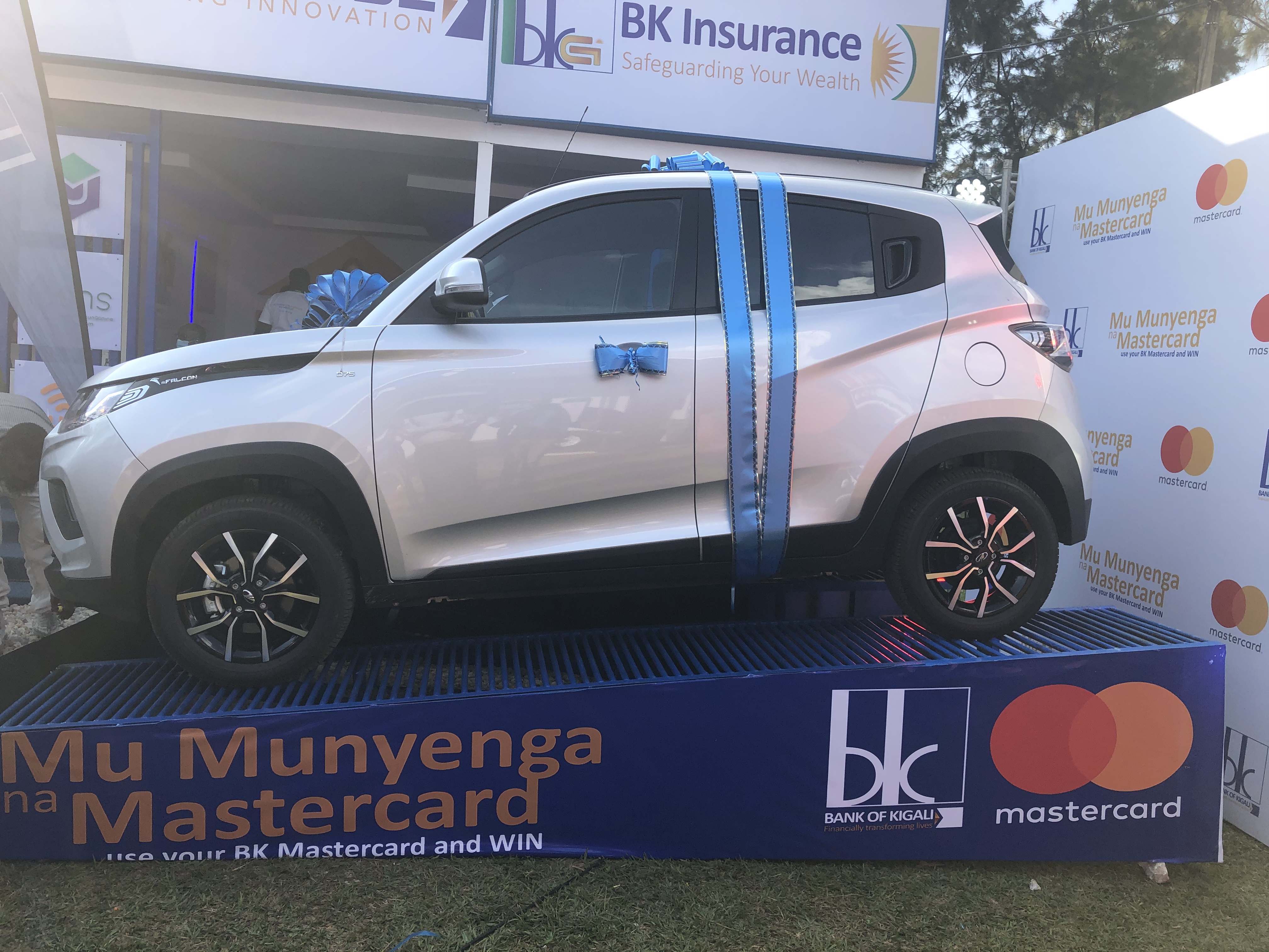 Iyi modoka yamurikiwe ku cyicaro cya BK kiri mu imurikagurisha rya 23 riri kubera i Gikondo