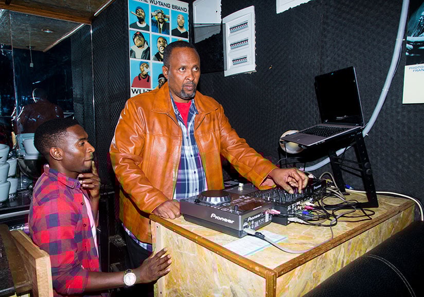 Cobra ngo akunda umuziki cyane. Aha yarimo avangavanga umuziki (Photo Internet)