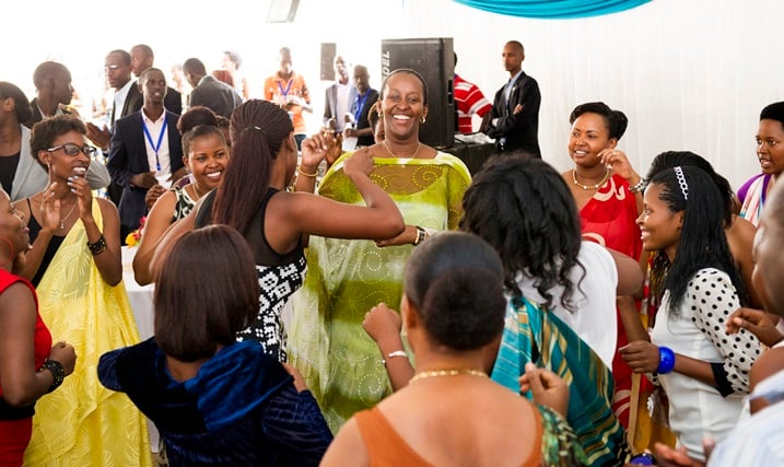 Urubyiruko rw'Umumararungu rwameretse ko rumwishimiye bacinya n'akadiho.