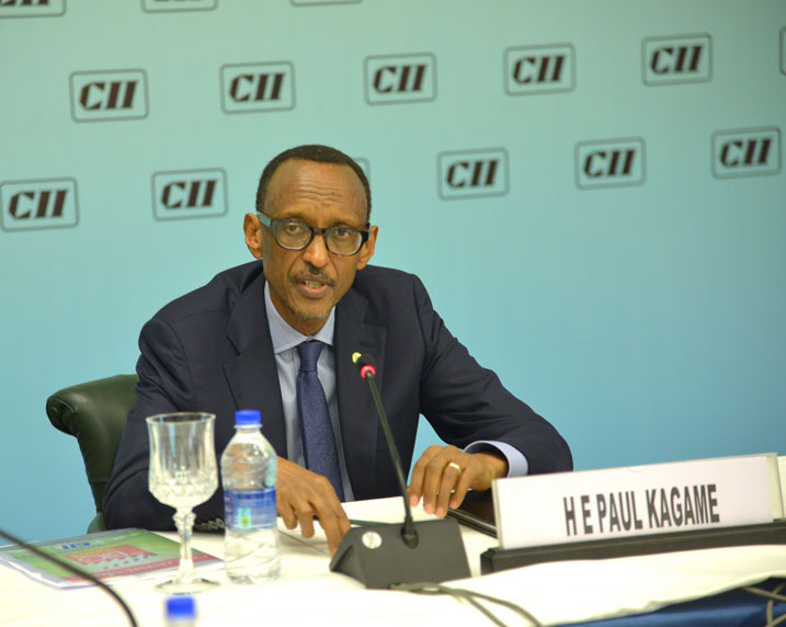 Perezida Kagame asobanurira abanyenganda bo mu Buhinde ibyiza byo gushora imari mu Rwanda.
