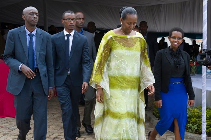 Madame Jeanette Kagame yari aherekejwe n'abayobozi batandukanye muri guverinoma barimo Minisitiri w'Ubutegetsi bw'igihugu, Francis Kaboneka.