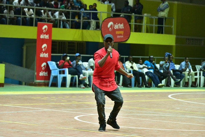 King James nawe yaririmbiye abitabiriye umukino