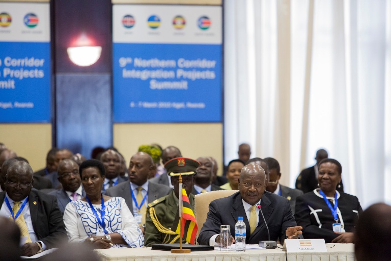Perezida Museveni we yemeje ko uyu muhora uzatuma ibicuruzwa bigira isoko rigari, bikanafungurira imiryango n'ibiva hanze.
