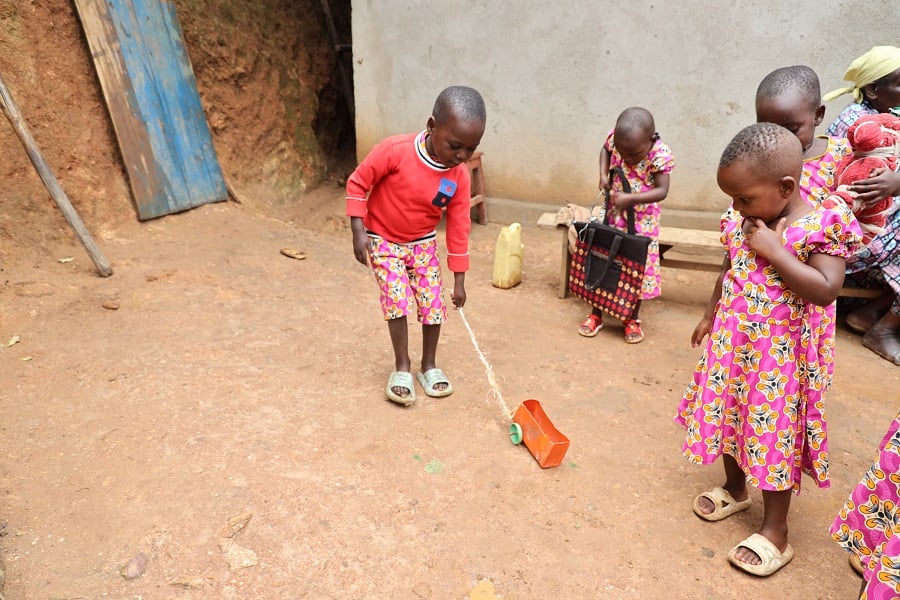 Ababyeyi bita ku bana bahuguriwe kubakorera ibikinisho bifashishije ibikoresho babona hafi yabo