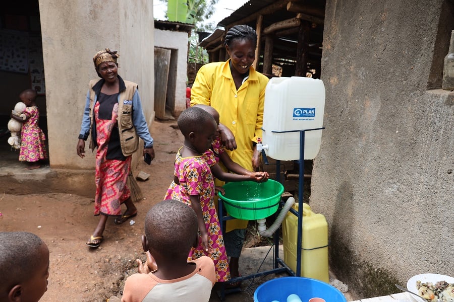 Caritas ifatanyije na Plan International Rwanda bahaye ibikoresho by'isuku ingo mbonezamikurire