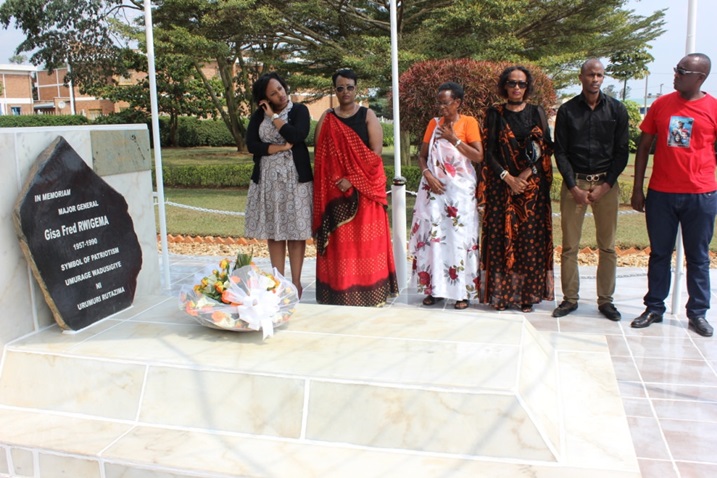 Bamwe mu bo mu muryango wa Nyakwigendera Fred Gisa Rwigema bashyize indabo ku mva ye.