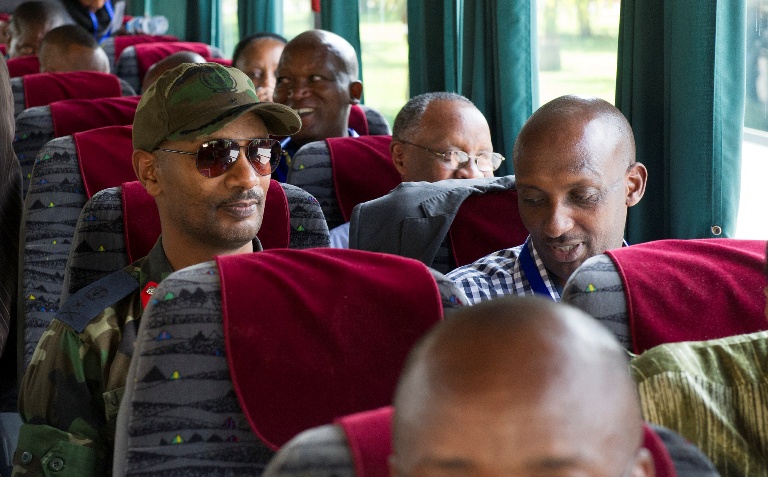 Abayobozi batandukanye bashimishwa no kongera guhurira mu modoka ziba zabagenewe.