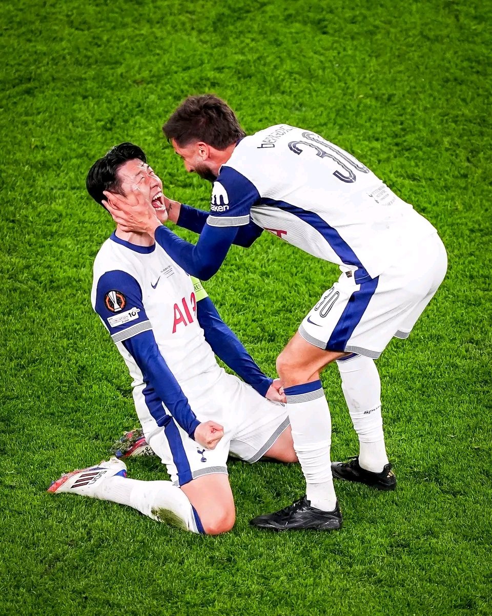 Byari ibyishimo kuri kapiteni Heung Min Son umaze imyaka icumi muri Tottenham Hotspur akaba atwaye igikombe ku nshuro ya mbere 