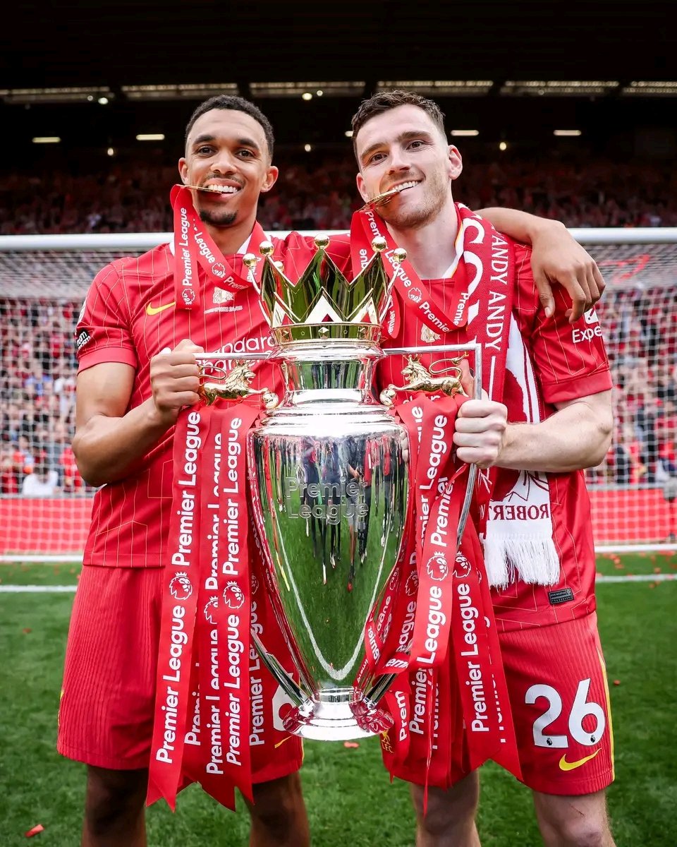 Trent Alexander-Arnold na Andrew Robertson bamaze imyaka bakina ku mpande, inyuma muri Liverpool bafatana ifoto ya nyuma mu mwambaro w'iyi kipe