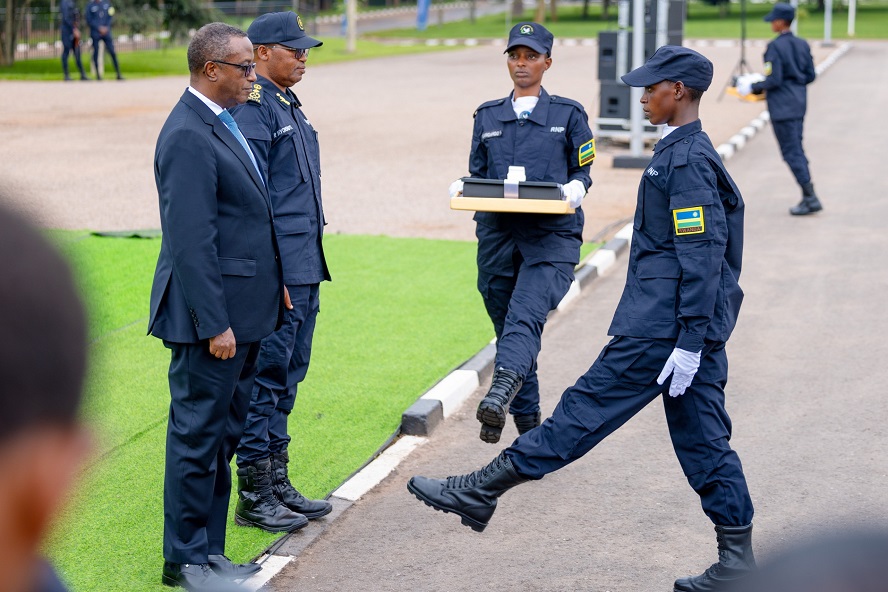 Minisitiri Biruta yashimiye abapolisi basoje amahugurwa
