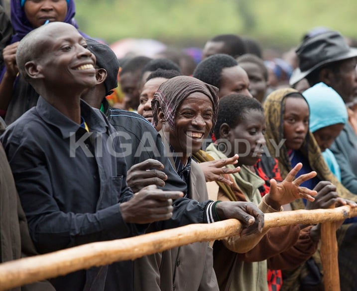 Perezida Kagame yari yakiriwe n'abaturage besnshi bifuzaga kubonana nawe imbona nkubone.