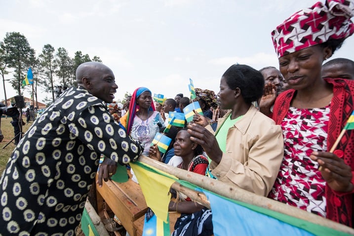 Minisitiri Kaboneka nawe yari yahuje urugwiro n'abaturage ba Rusizi.