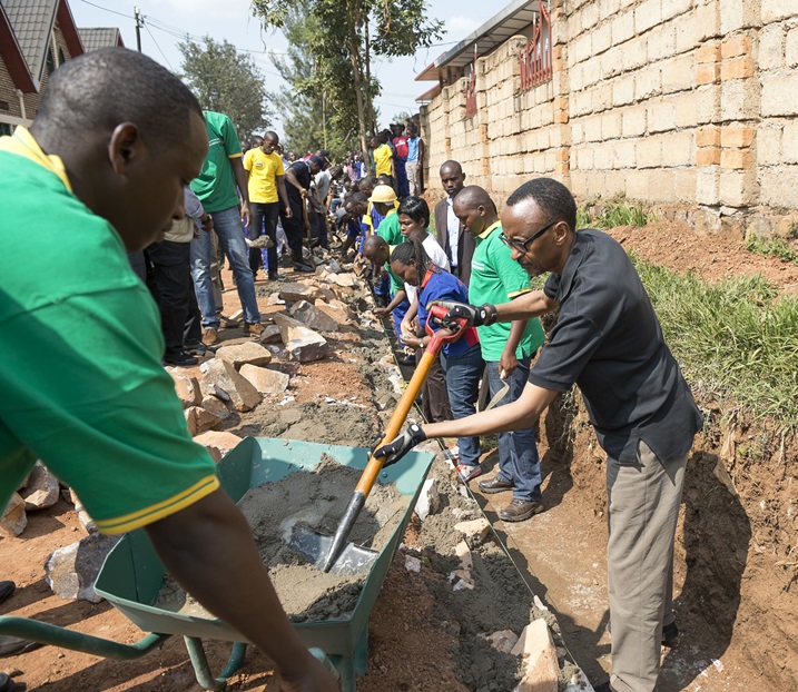 Perezida Kagame mu muganda yifatanyijemo n