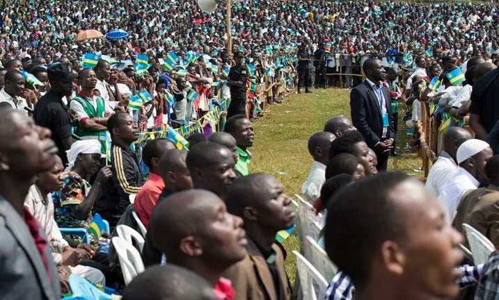 Perezida Kagame yashimiye abaturage ba Nyamasheke uburyo bashoboye kwiteza imbere ariko abibutsa ko iby'ingenzi bikiri imbere.
