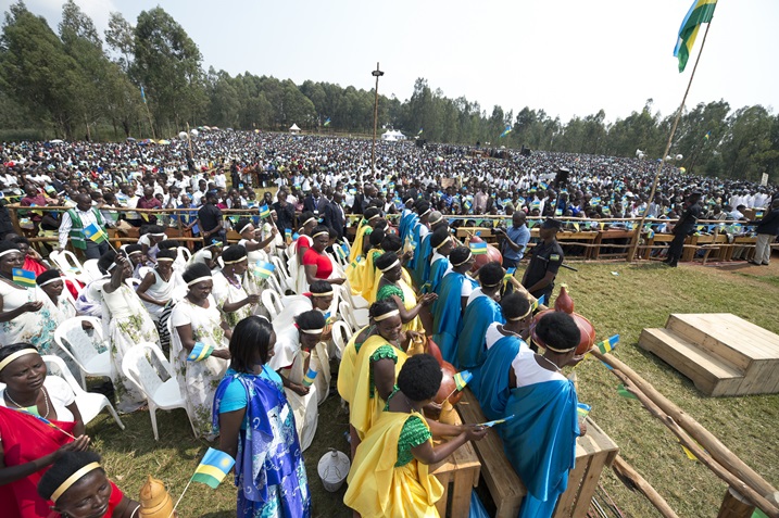 Perezida Kagame yagaragaje akababaro aterwa n'uko abaturage bo muri ka gace bamaze imyaka myinshi batumva radiyo y'igihugu.