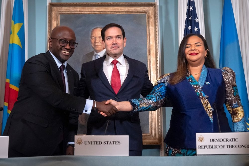 Ba Minisitiri Olivier Nduhungirehe na Therese Kayikwamba baramukanya nyuma yo gushyira umukono ku masezerano