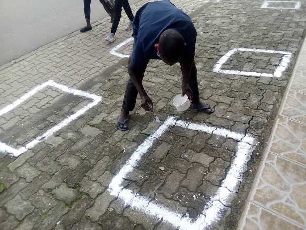 Abacuruzi bashyiriyeho abakiriya aho bahagarara mu guhana intera