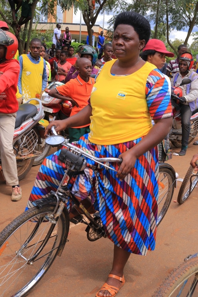 Umwe mu babyeyi bitabiriye isiganwa ku magare