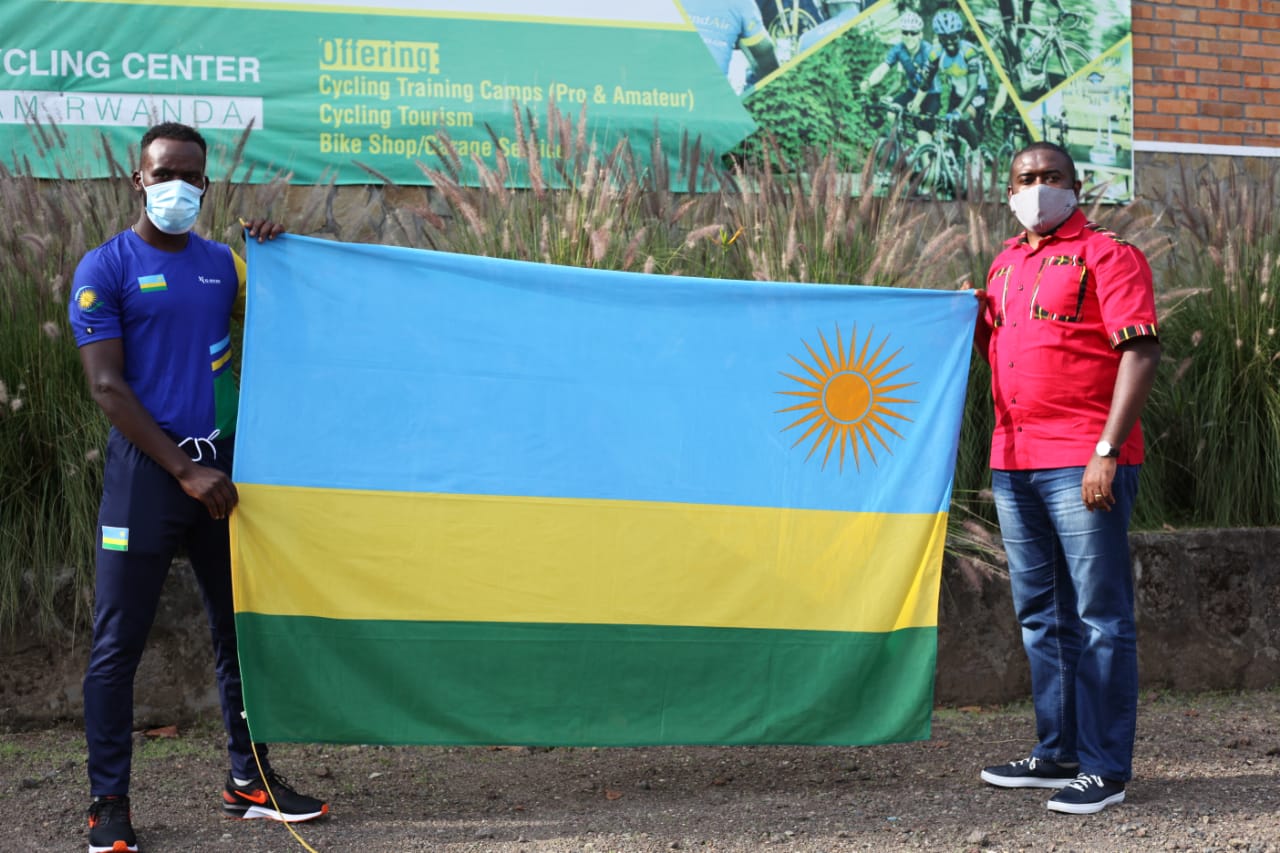 Kuri uyu wa Gatanu bwo bahabwaga ibendera ry'u Rwanda n'Umunyamabanga Uhoraho muri MINISPORTS