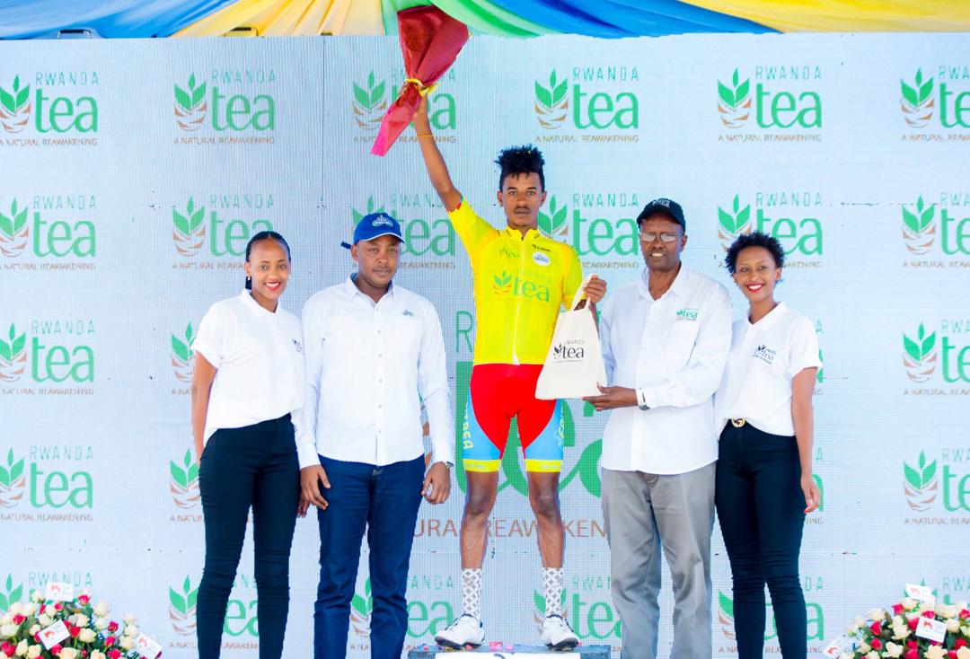 Natnael TESFAZION yahise yambara umwambaro w'umuhondo utangwa na Rwanda Tea
