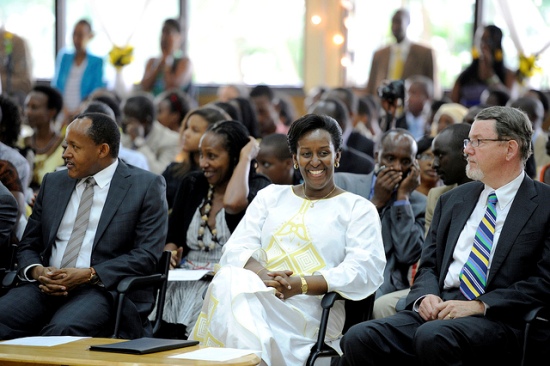 Mme Jeannette Kagame yabasabye guhora bisanisha n'umuco w'u Rwanda aho bari hose kugira ngo bibatere ishema ryo gukunda igihugu cyabo no kugikorera.