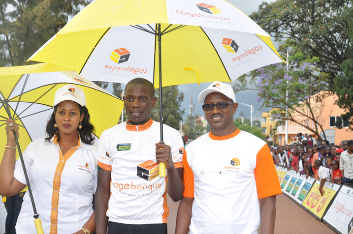 Nsengimana Bosco na bamwe mu bayobozi ba Cogebanque, imwe mu baterankunga b'iri rushanwa