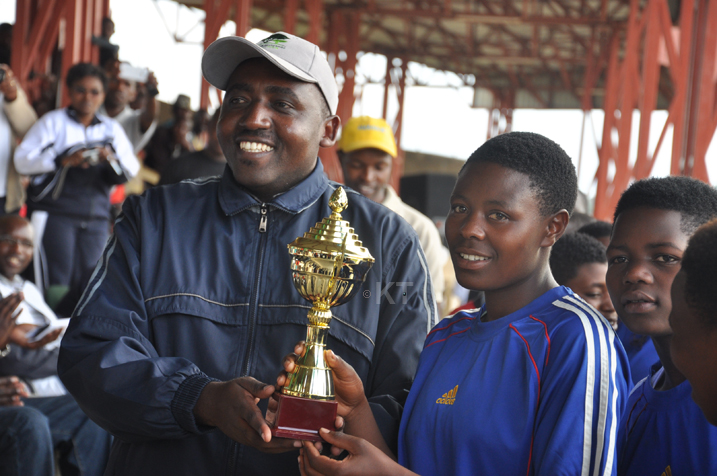 Umuyobozi w'akarere ka Nyamagabe aha igikombe Kapiteni wa Uwinkingi mu bakobwa