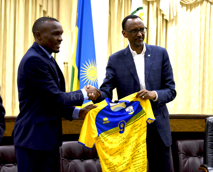 Abakinnyi b'Amavubi bashyikiriza Perezida Kagame umupira wasinyweho n'abakinnyi bose b'Amavubi
