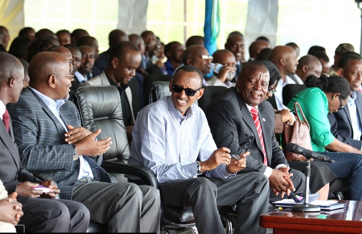 Peresida Kagame yari yaherekejwe n'abandi bayobozi bakuru b'igihugu.