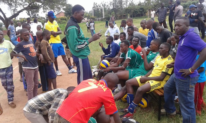 Abakinnyi ba Kirehe VC bakomeje gutegereza abasifuzi bakora imyitozo ari nako barambirwa bagacishamo bakaruhuka