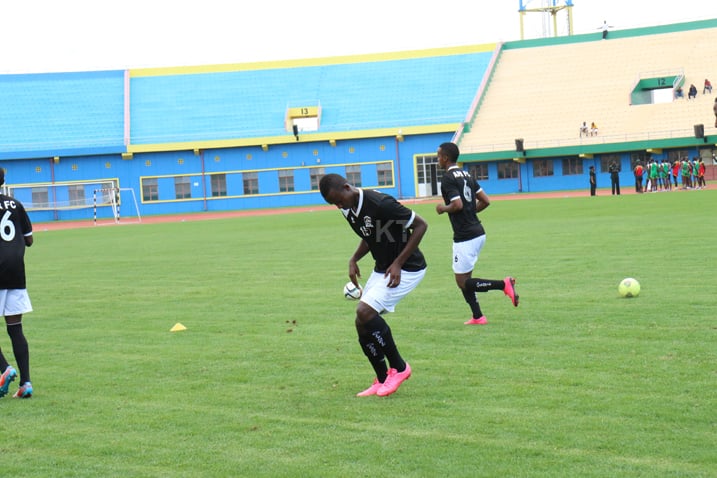 Abakinnyi bitorezaga imbere y'abafana mbarwa