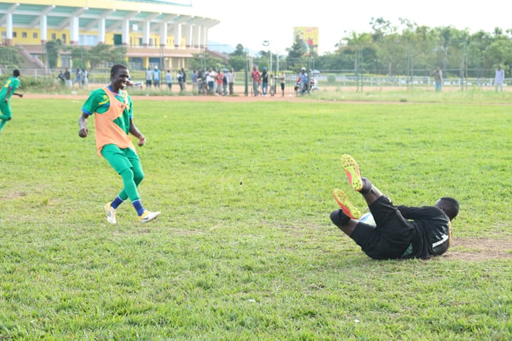 Iradukunda Laurent,umukinnyi mushya ukinira Vipers,aha yari ateye Penaliti maze umunyezamu Djihad Nzeyurwanda awukuramo