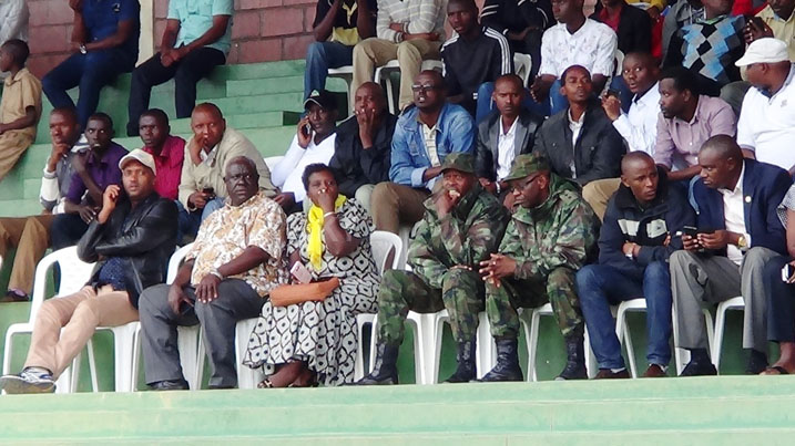 Abayobozi b'Akarere ka Muhanga n'Ingabo bari baje gushyigikira amakipe yabo