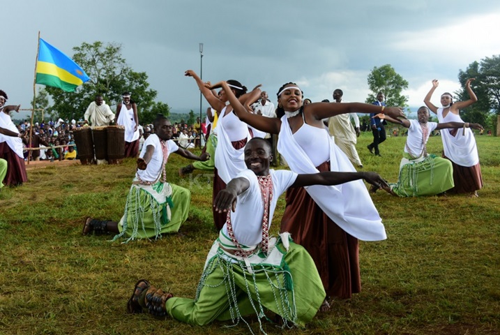 Abo ni ababyinnyi b'imbyino gakondo basusurukije abaturage.