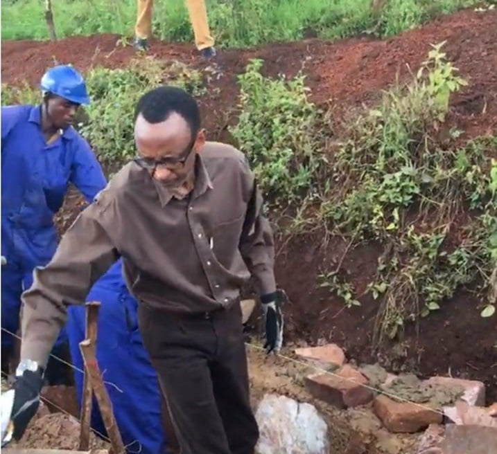 Perezida Kagame yakoreye umuganda mu Murenge wa Mukarange.